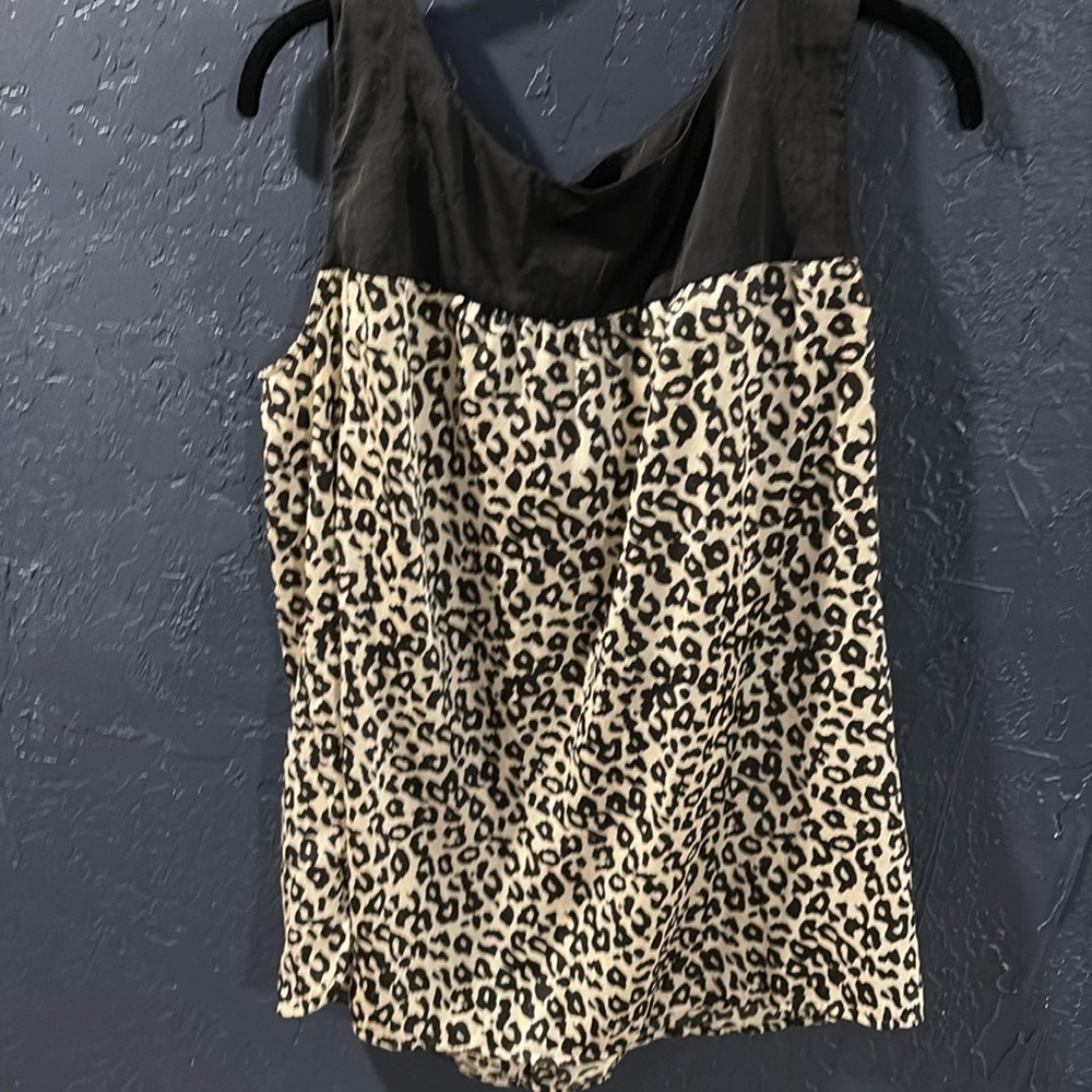 Leopard sleeveless blouse with zippered back